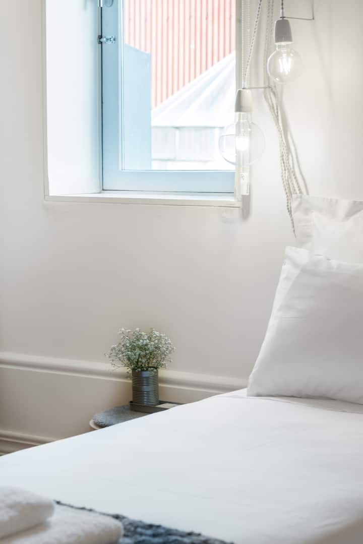 En cada dormitorio puedes elegir entre una cama doble o 2 camas individuales.