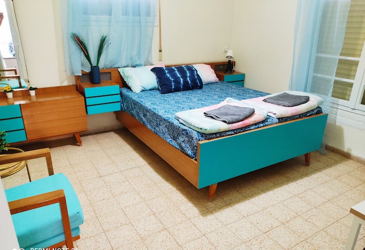 Двокреветна спална соба со удобен брачен кревет (широк 180-220
см) Телевизор, простор за седење и купатило. Може да се додаде дополнителен кревет или кошарка за играње за бебето.