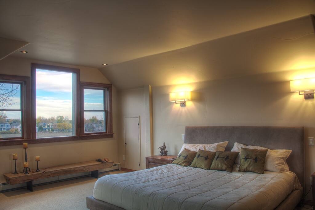 Master bedroom (king bed)