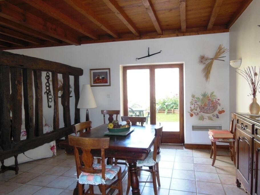 La salle à manger qui donne sur le patio.