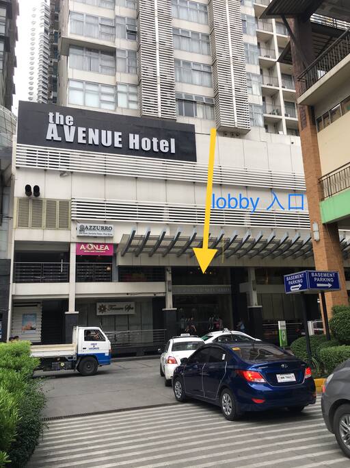 The signage outside the building。 大楼外的标牌