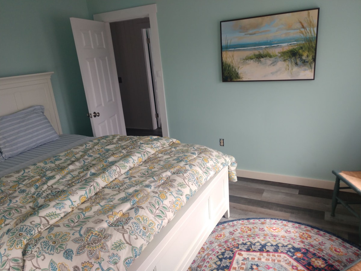 غرفة نوم تضم سرير كوين