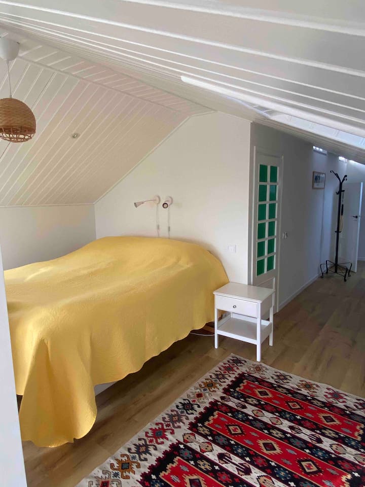 חדר שינה למעלה עם אמבטיה נפרדת. מיטה 180 x 200 ס"מ. 