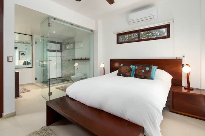 Საძინებელი 2 ერთად ensuite (ჩამოსაშლელი ჟალუზი სააბაზანოში იცავს თქვენს მოკრძალებას).