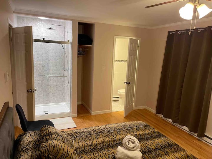 Dormitorio principal con baño privado