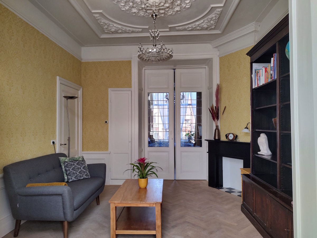 Popular Airbnb listing: Unique apartment in a mansion from 1898. Alkmaar in Centrum
