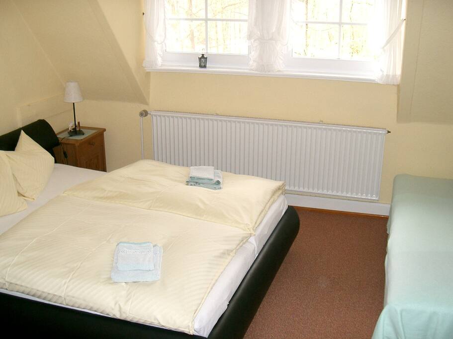 Schlafzimmer, es ist die Aufbettung eines Babyreisebettes möglich, oder Nutzung der dortigen Schlafcouch