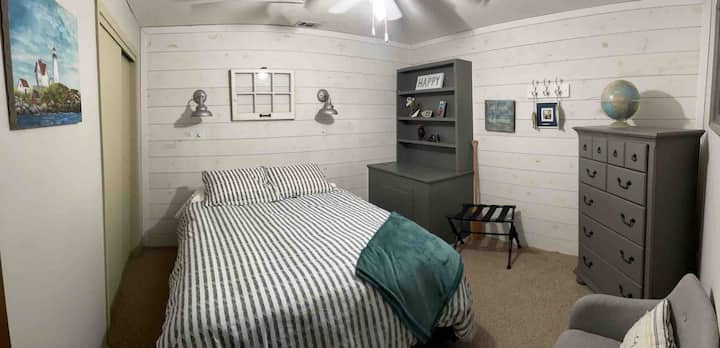 חדר שינה קווין סייז למטה. 