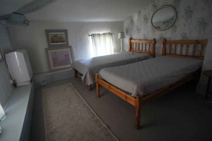 Dhomë gjumi 2 krevate tek me ajër të kondicionuar
Deco Laura Ashley