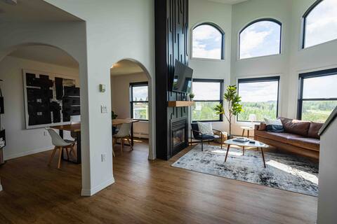 Modern Executive 2-Story Penthouse w/ Views