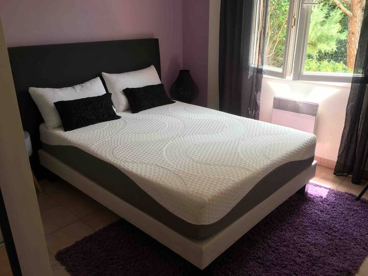 Spálňa 1, orientovaná na juh, posteľná bielizeň so 140 matracmi. Pamäť hĺbky Forme 24 cm s veľmi pohodlnými vankúšmi.