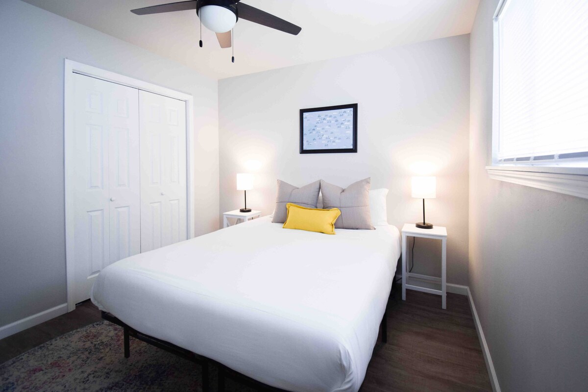 استرح واستعد نشاطك في هذه الغرفة الهادئة. يتميز بسرير مريح مع وسائد فاخرة، ومصابيح مزدوجة بجانب السرير للقراءة المسائية، مما يضمن ليلة هادئة. مساحة خزانة واسعة وإضاءة طبيعية من النافذة تجعلها تشعر وكأنها في بيتك.