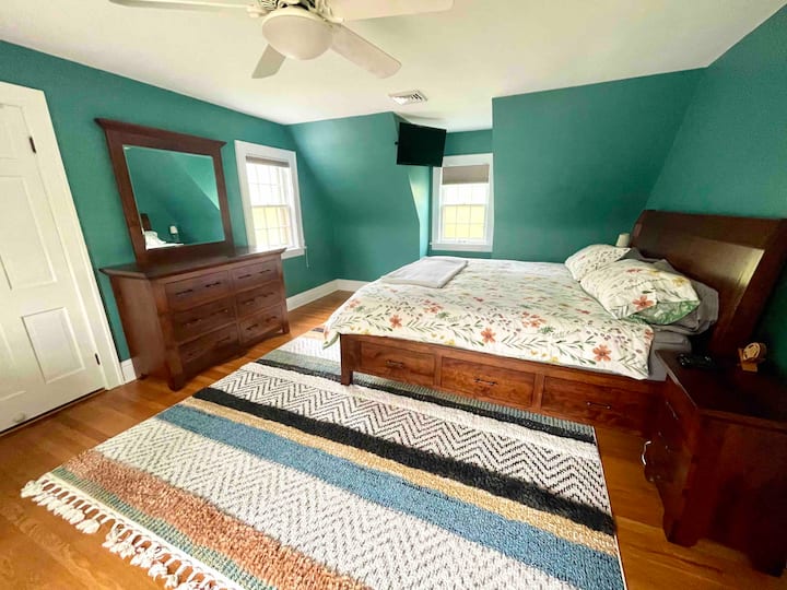 ห้องนอน #1 - เตียงใหญ่พร้อมเตียงคิงไซส์และห้องน้ำในตัว (ชั้นบน)