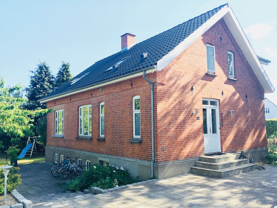Huset set fra vejen.
