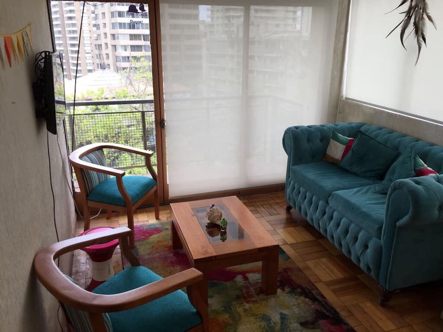 Amplio Living con muebles renovados en Marzo 2017 y cortinas Rolling. Posee una TV de 32 pulgadas con tv cable.