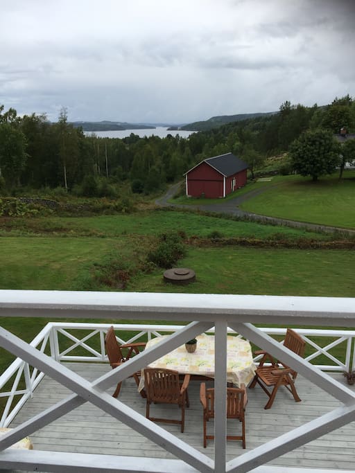 Verandaen i andre etasje. Et nydelig sted å sitte og nyte solnedgangen.