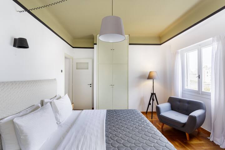 Remodeled Eclectic Design Apartment with City View gallery image 3