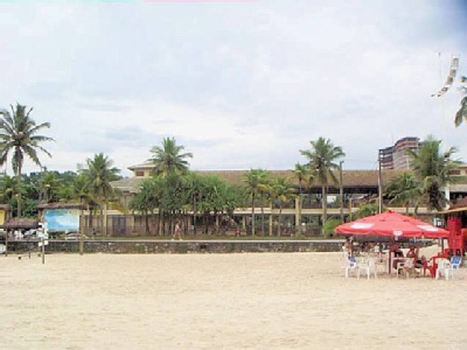 Condomínio | fachada | vista para á praia da enseada | quase pé na areia | basta atravessar á rua