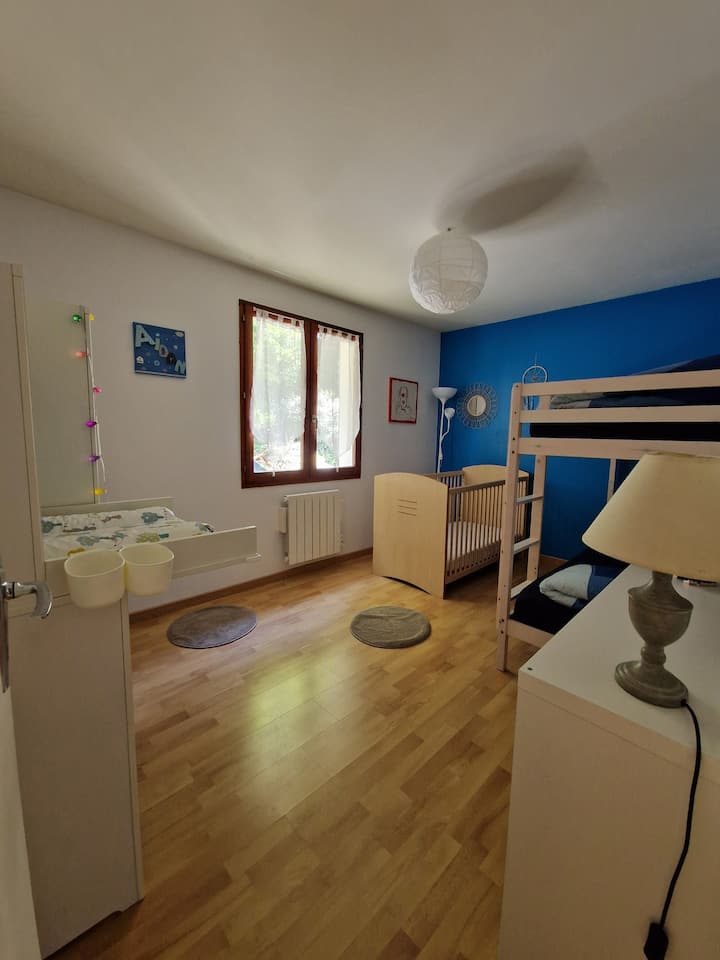 Спалня 4 - 3 легла 90х190 см или 2 легла 90х190 см и 1 легло с барове 70х140 см (1 допълнително легло за чадър)