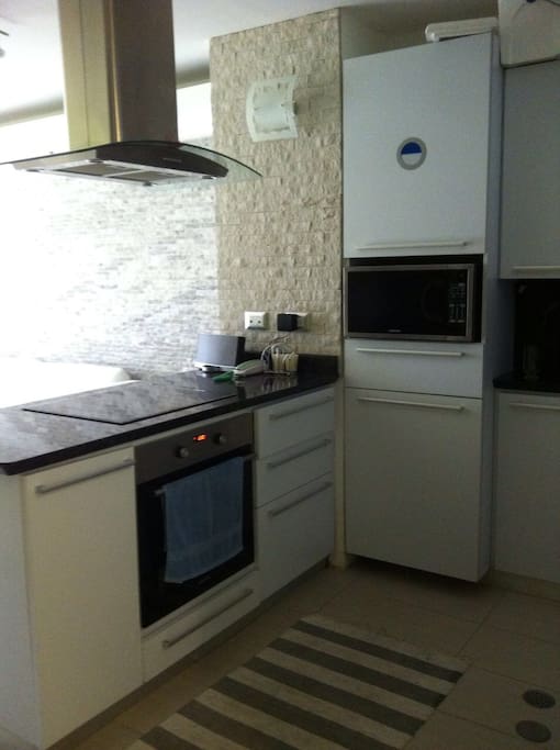 Fully equiped kitchen // Cocina equipada