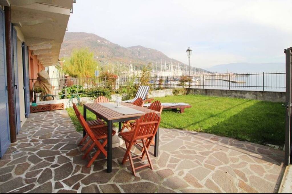Esterno con giardino e arredo