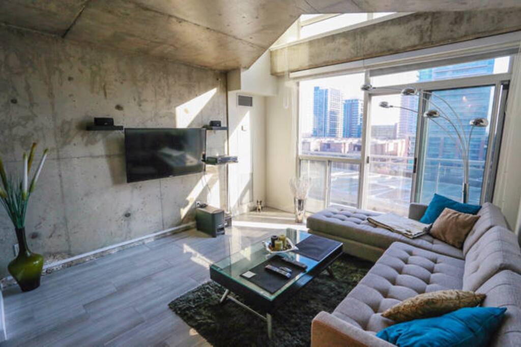 Spacious living room with cable TV