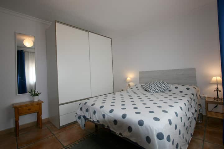 Საძინებელი ორადგილიანი საწოლით და ორსართულიანი საწოლით ბავშვებისთვის.