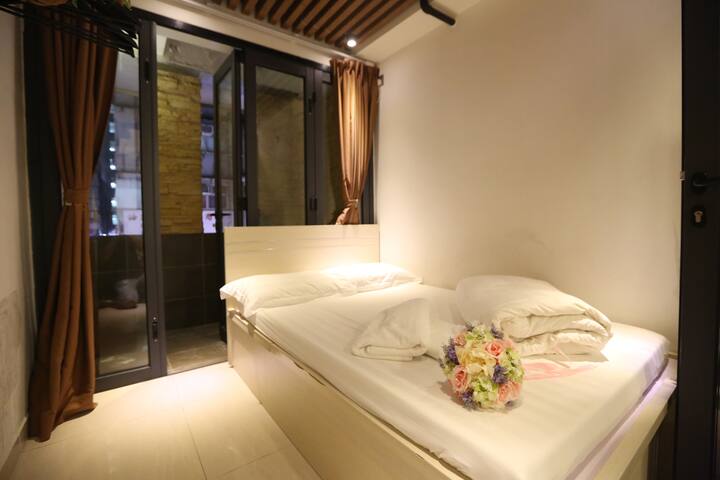 T1AB廟街夜市，3房，市中心，佐敦站A出口4分鐘，交通方便，廚房，即熱熱水器，油麻地,自助入住 gallery image 5