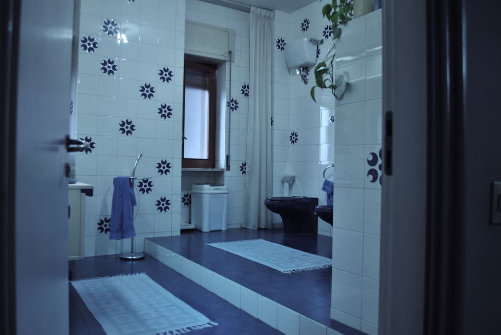 Bagno di lusso con doccia e vasca