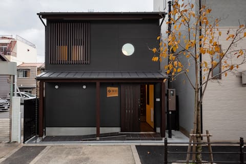 The Japanese-style detached house with an open-air bath can accommodate up to 11 people in a private building. Direct access to Namba and Tennoji.