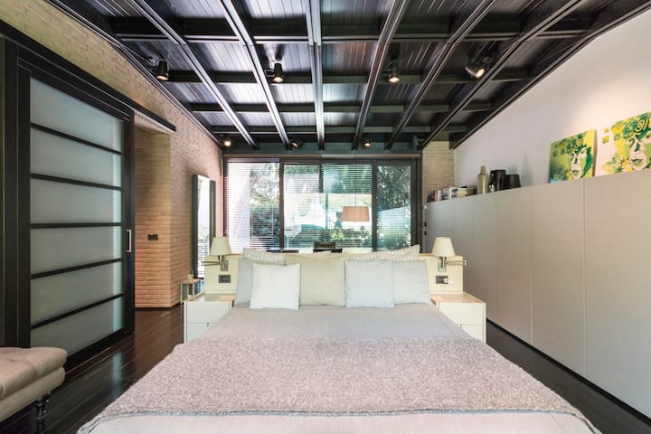 The comfortable double bedroom.
