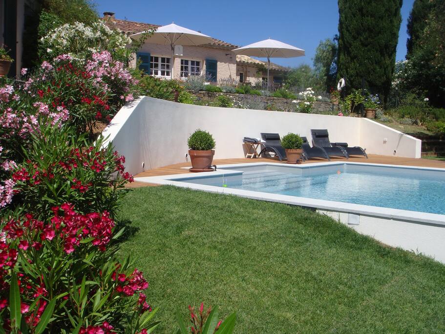 Autre vue de la maison et de la piscine
