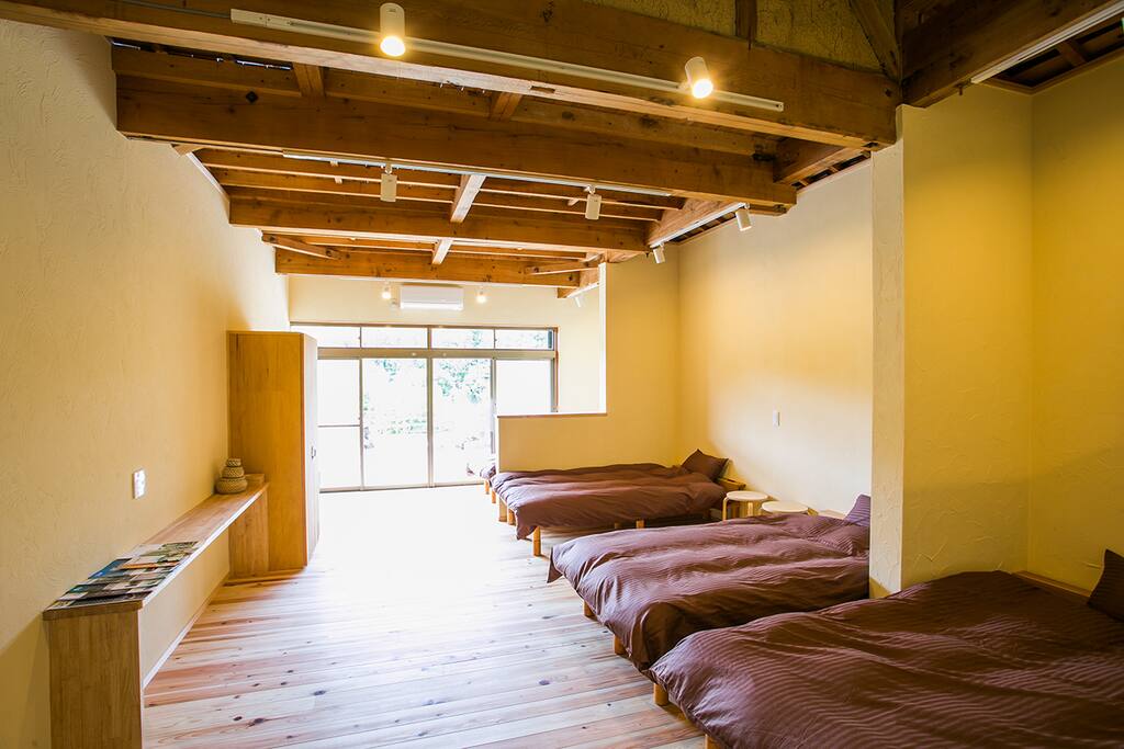 寝室です。セミダブルのベッドが4台あります。 4 semi-double beds (slightly bigger than a single bed) in our bedroom