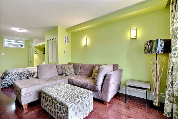 ส่วนขนาดใหญ่และนุ่มสำหรับช่วงเย็นของเน็ตฟลิกซ์หรือเพื่อนที่มาเยี่ยม (มีที่นอนเป่าลมและหน้าจอความเป็นส่วนตัวด้วย)