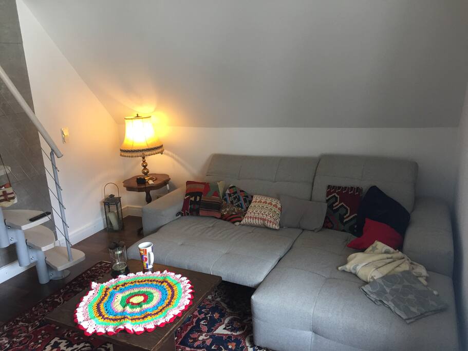 Das Schlafsofa im Wohnzimmer lädt zum gemeinsamen relaxen ein