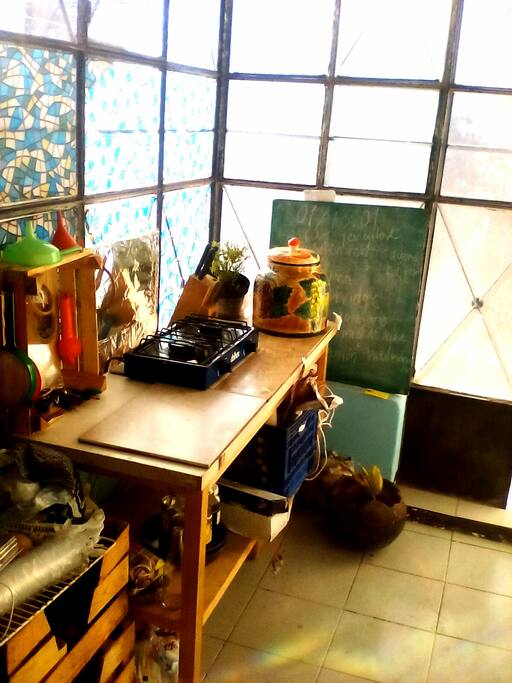Pequeña parrilla y otros enseres