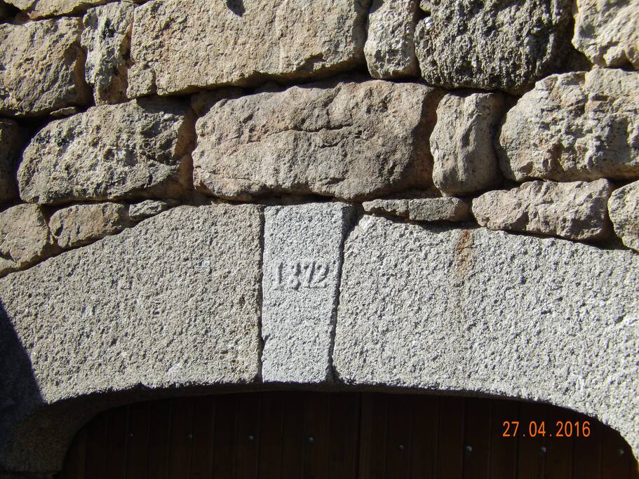 Construite en 1872, l'ancienne ferme allie confort moderne et authenticité c