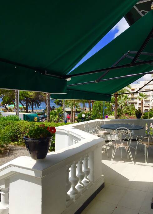 La terrasse avec vue sur la mer