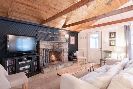 Cozy Creekside Cottage -Hot tub-Large covered deck