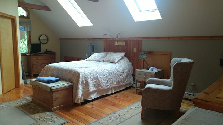 Dormitorio principal (sobre el garaje), cama king, baño completo