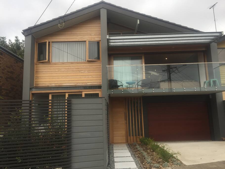 Free standing house with garden deck & courtyard, plus large balcony, living areas open all the way through to the rear