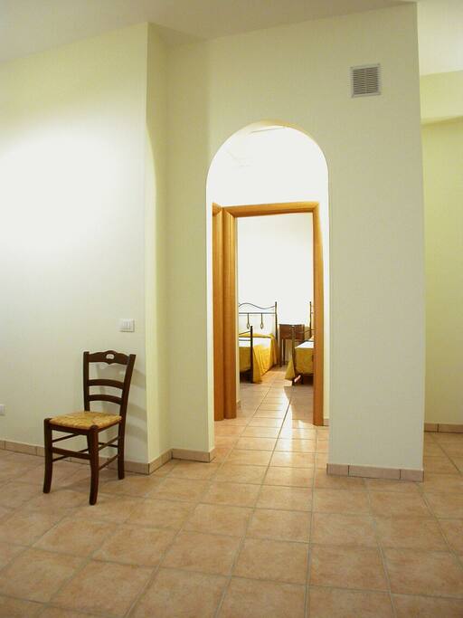 Ingresso camera da letto (fronte) e bagno (a sinistra)