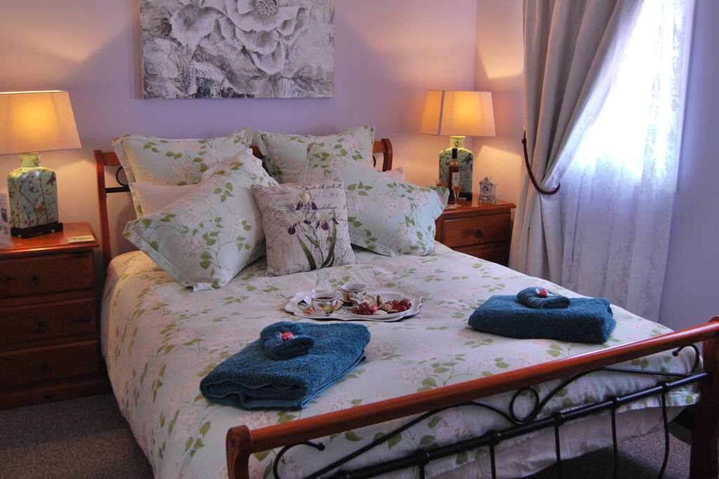 Queen room with share bathroom