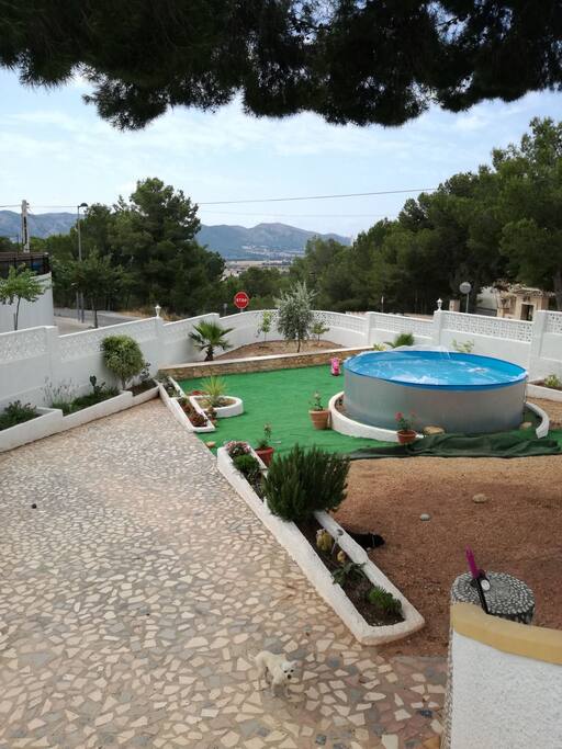 piscina y jardín