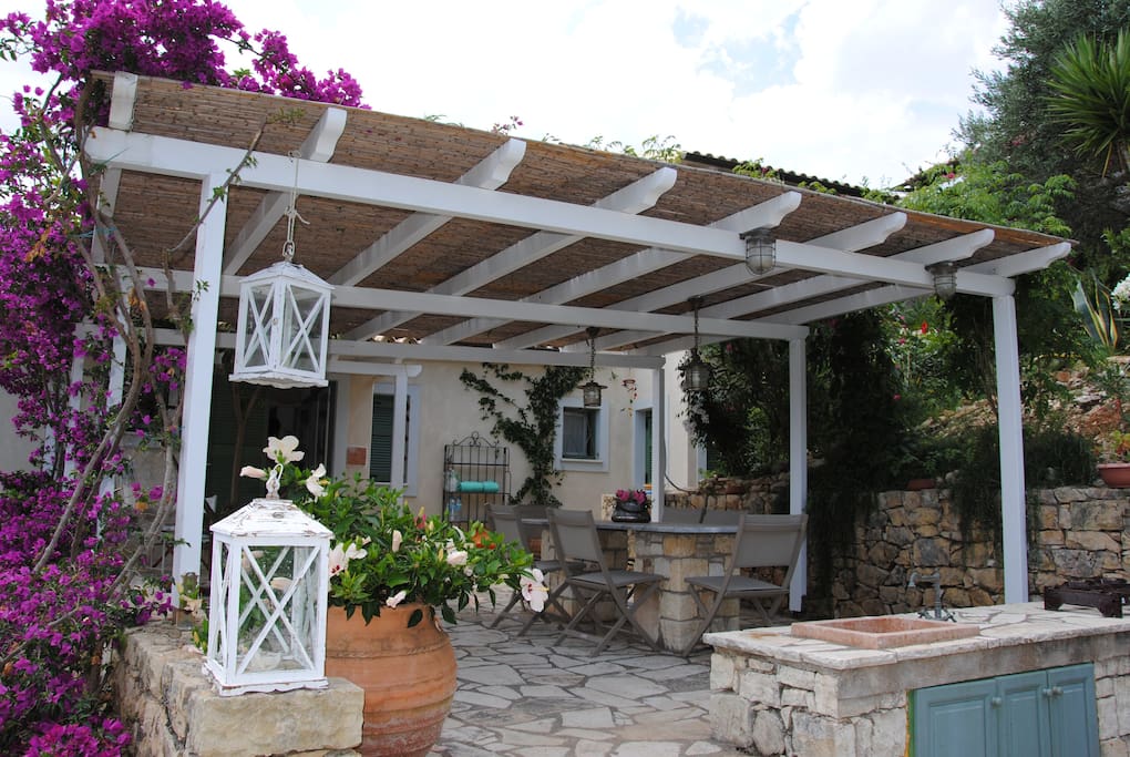 Esterno: portico con zona pranzo e cucina all'aperto