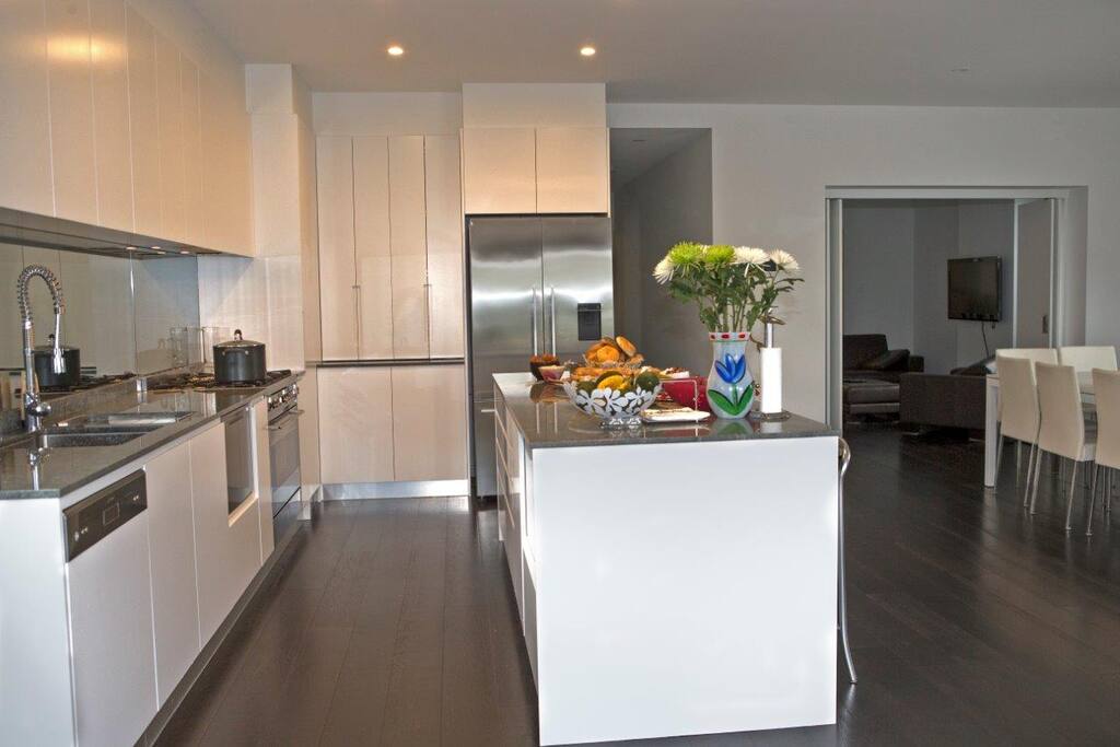 Newly renovated open plan kitchen, 2 dishwashers, handle-less drawers