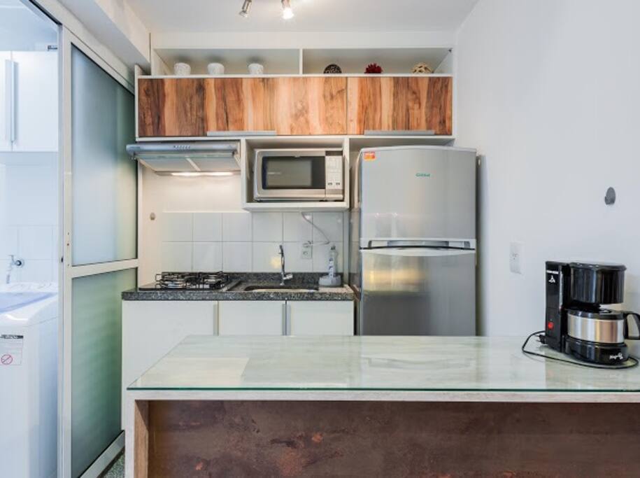 Cozinha completa: geladeira duplex, fogão, microondas, exaustor