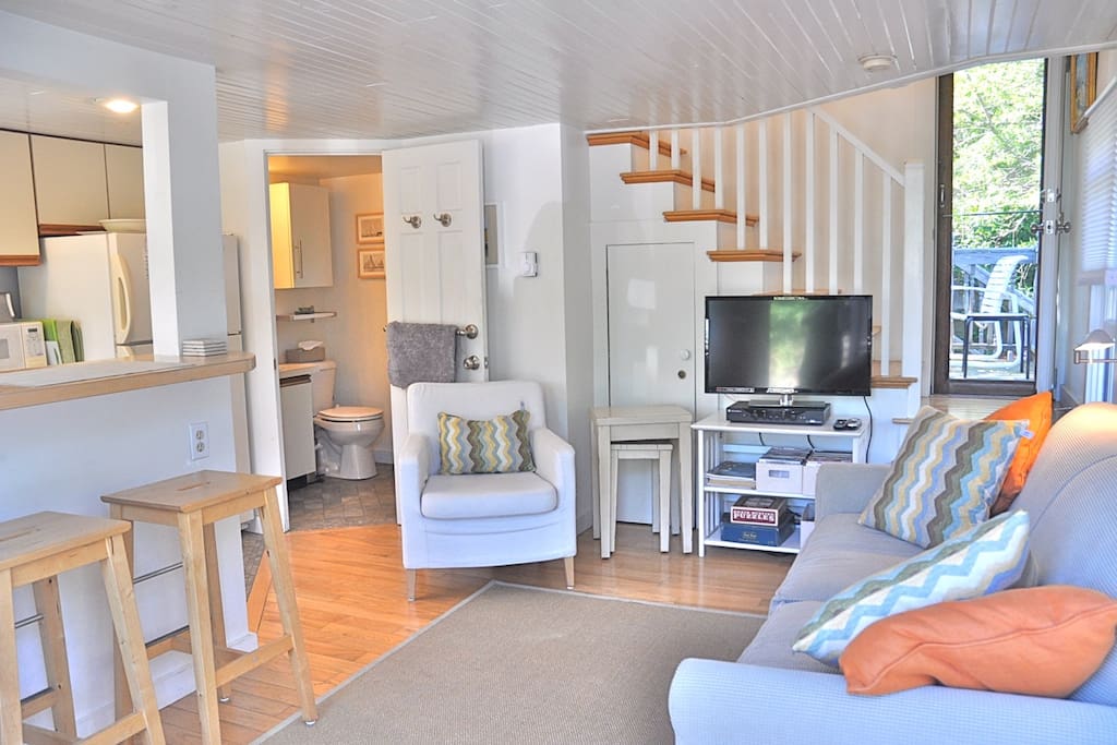 PET FRIENDLY 1BR COTTAGE 3 MIN WALK TO TOWN CTR Cottages for Rent