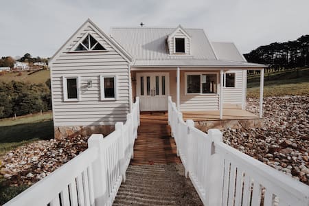 THE LITTLE WHITE HOUSE - Luxury in Emerald, VIC.