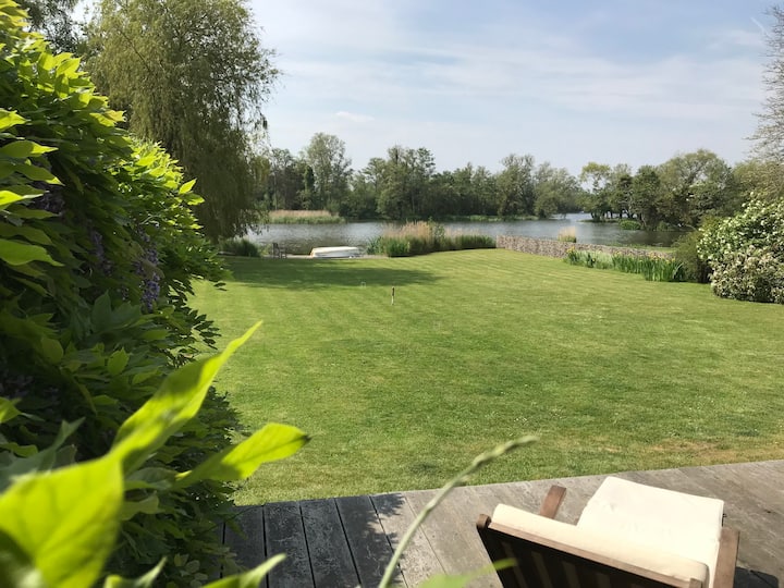 Meare cottage with boat and spectacular lake views